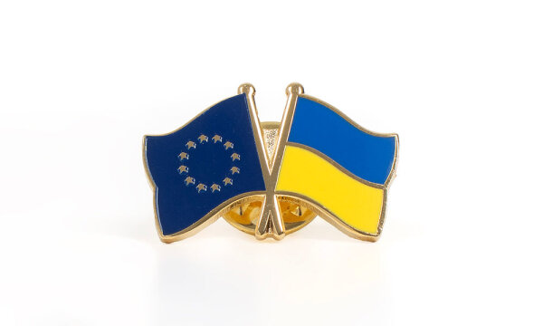 Épingle à double drapeau UE-Ukraine