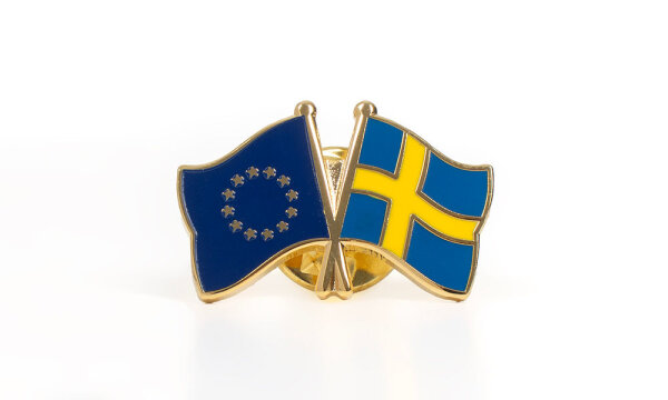 Pin con doble bandera UE-Suecia