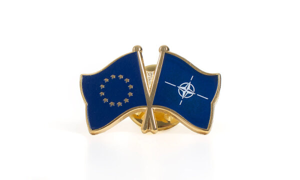 Épingle à double drapeau UE-OTAN