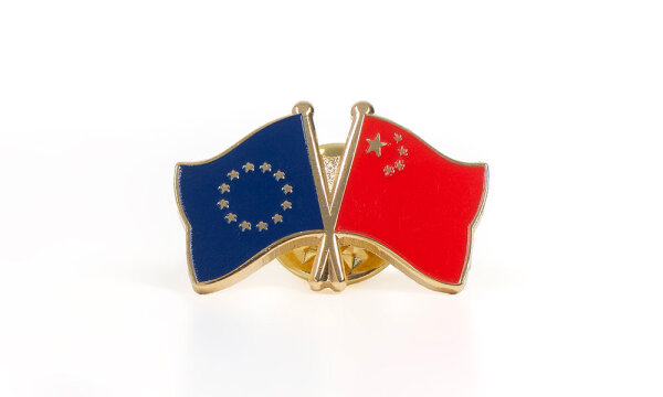 Spilla a doppia bandiera UE-Cina
